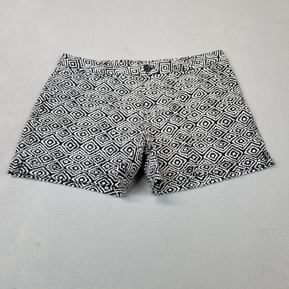 BCG Shorts Womens Size 12 Black White Geometric Swirl Design Performance Stretch - Picture 1 of 9